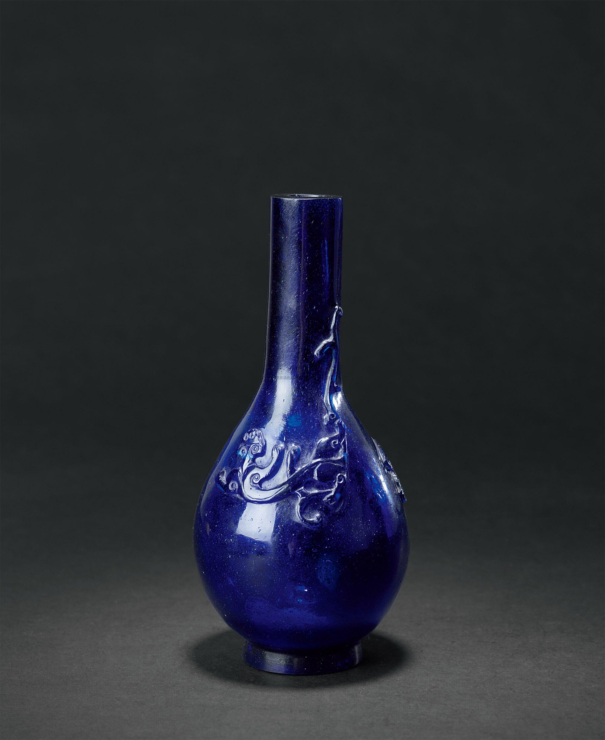 0581 清 宝石蓝料螭龙纹直径瓶