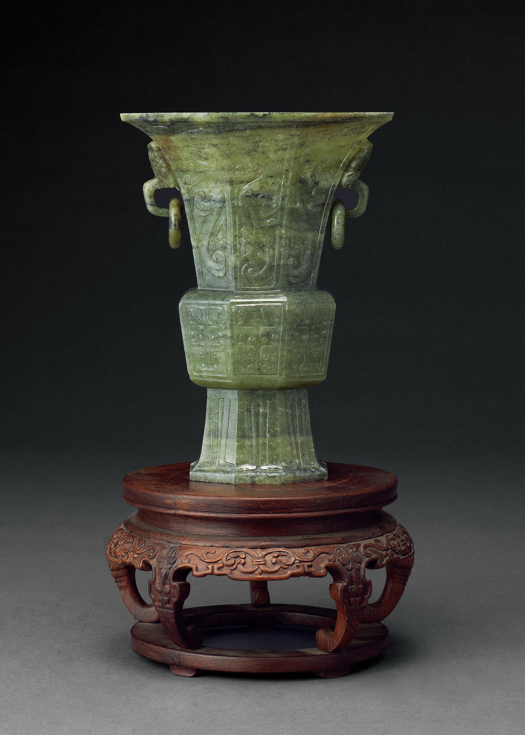 1850 清 碧玉八角龙纹双耳尊