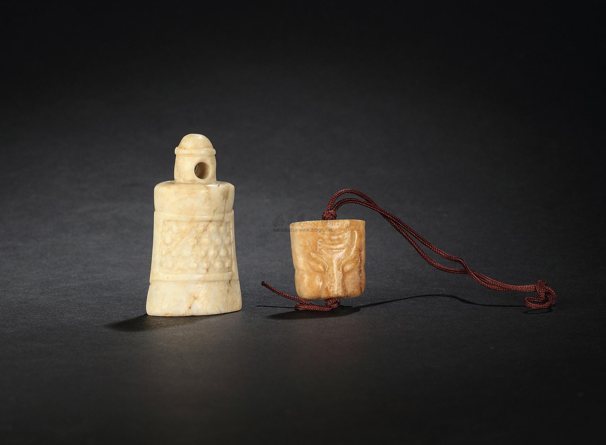 0720 清 玉雕钟形坠 (两件)