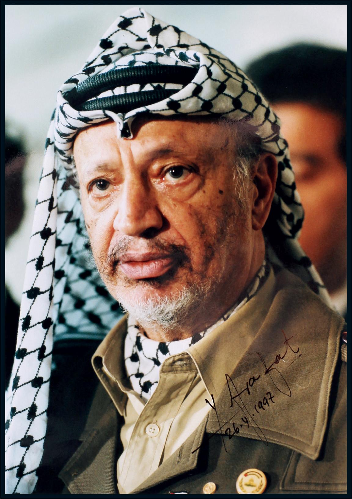 11017 巴勒斯坦前总统阿拉法特(yasser arafat)签名照并签署日期,附