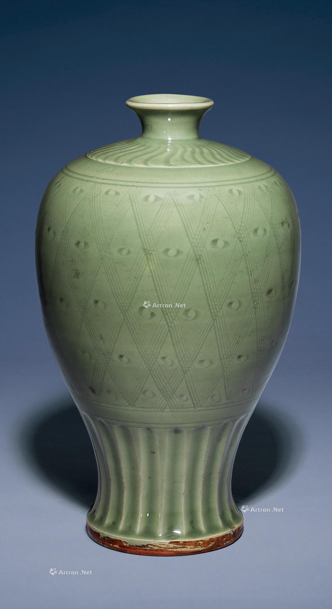 龙泉青釉刻几何纹梅瓶】拍卖品_图片_价格_鉴赏_明代单色釉瓷器_雅昌