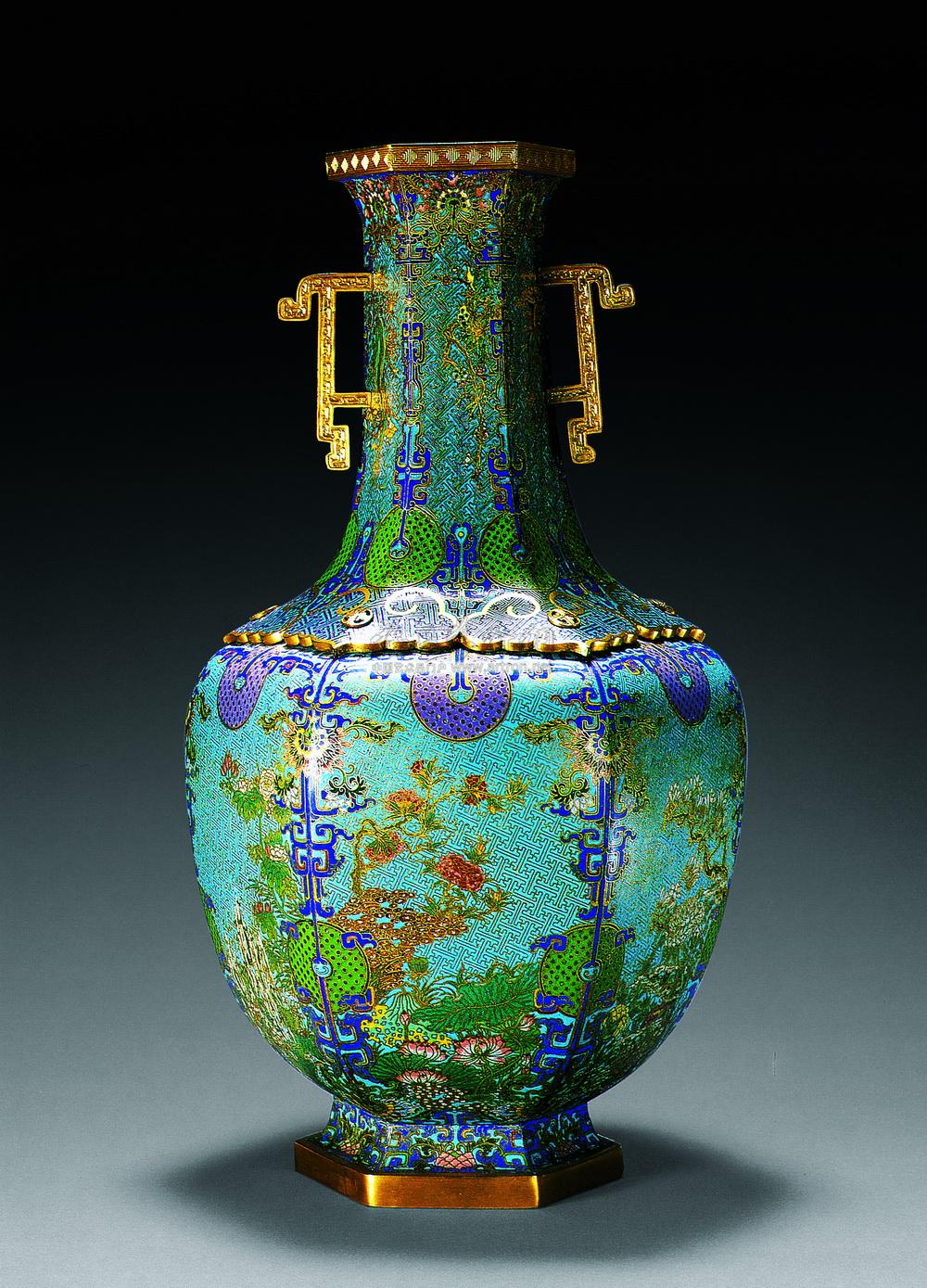 【清乾隆 景泰蓝饕餮花卉玉壁纹双耳六方瓶】拍卖品_图片_价格_鉴赏