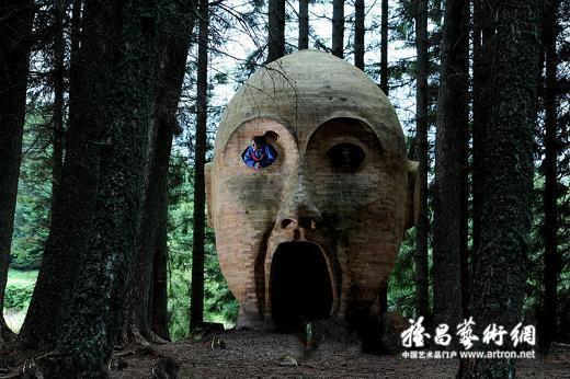 英国森林深处惊现