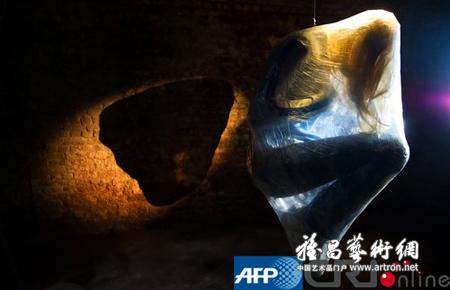 英国废弃铁路隧道举办“地狱”艺术展(组图)