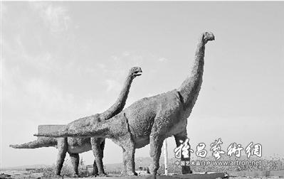 高速路旁竖立恐龙雕塑