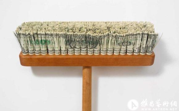视钱为粪土 艺术家创作美元扫帚