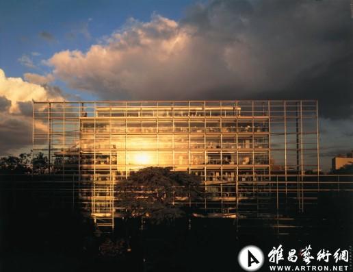《狂笑的影子》岳敏君作品在欧洲首次大型个展