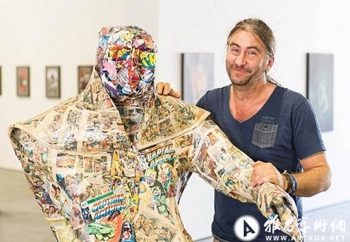 英艺术家用20万元漫画书打造另类雕塑