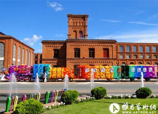 波兰艺术家用毛线轰炸火车 形成靓丽风景线