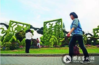 青奥主题绿植雕塑现身南京西安门吸引路人