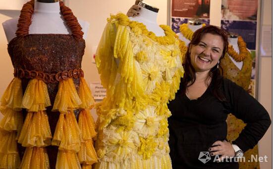 巴西艺术家用避孕套制作华丽连衣裙