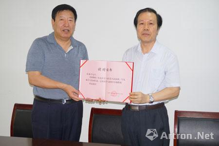 沂蒙干部教育管理办公室主任王举生向髙继兴颁发捐赠证书