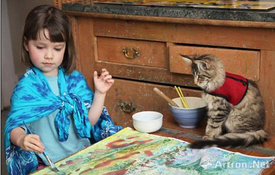 英5岁自闭症女孩成天才画家 用画笔对宠物猫表爱意