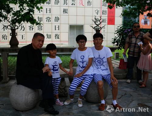 马未都先生与特邀家庭合影留念